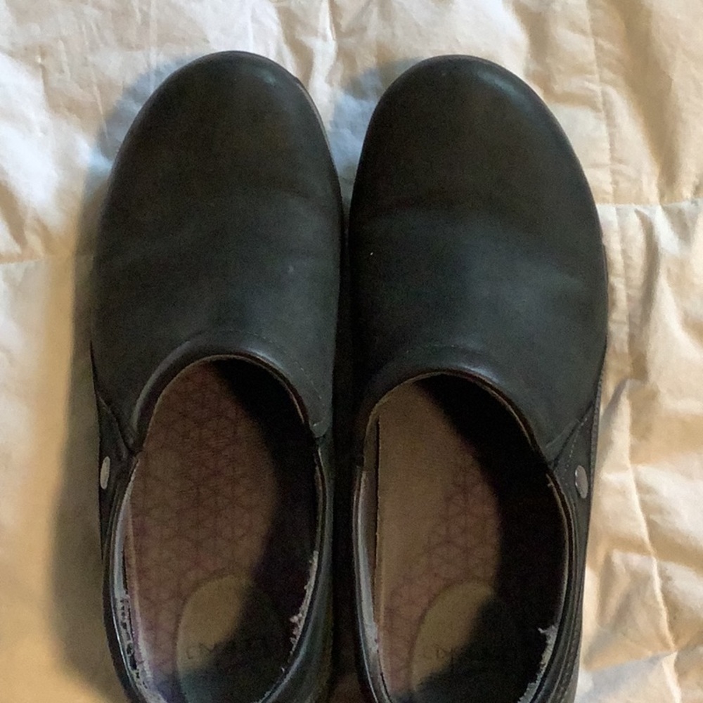 Size 40 slip resistant women’s shoes